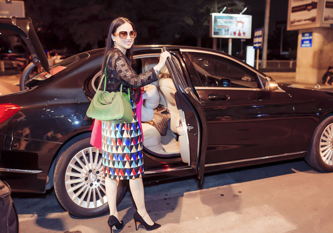 Chị em Hà Phương, Minh Tuyết cùng bay về nước